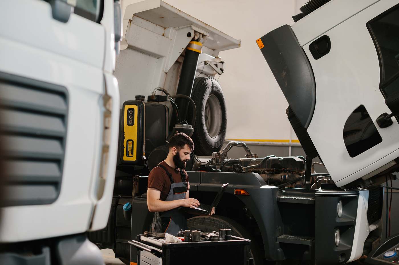 Mechaniker prüft ein Teil am LKW